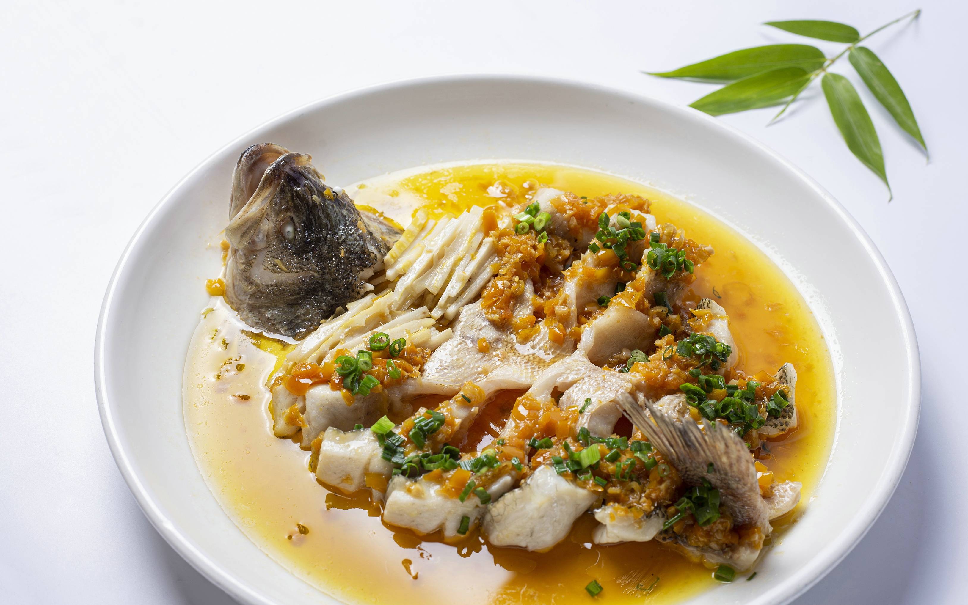 春笋黄椒蒸无骨鲈,巧妙地用鲈鱼改刀去掉脊骨,两边鱼肉切条状,摆成