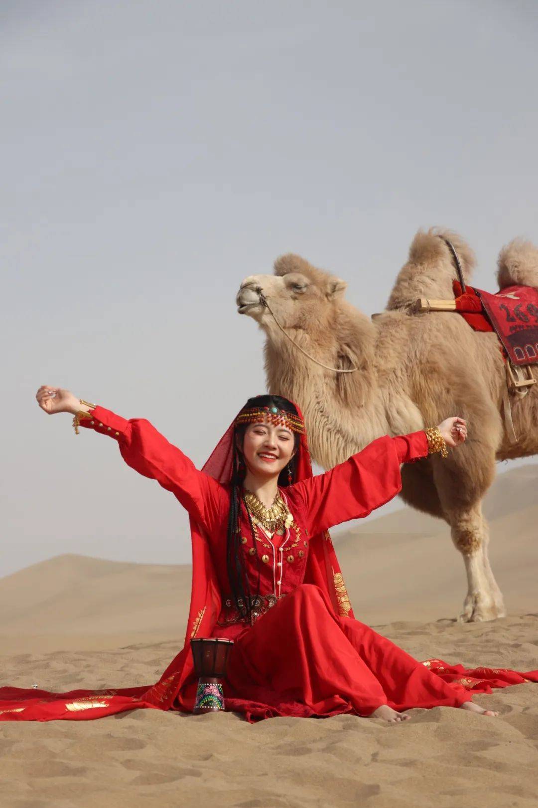 红色与沙漠适配度真的好高!_氛围_公主_红衣