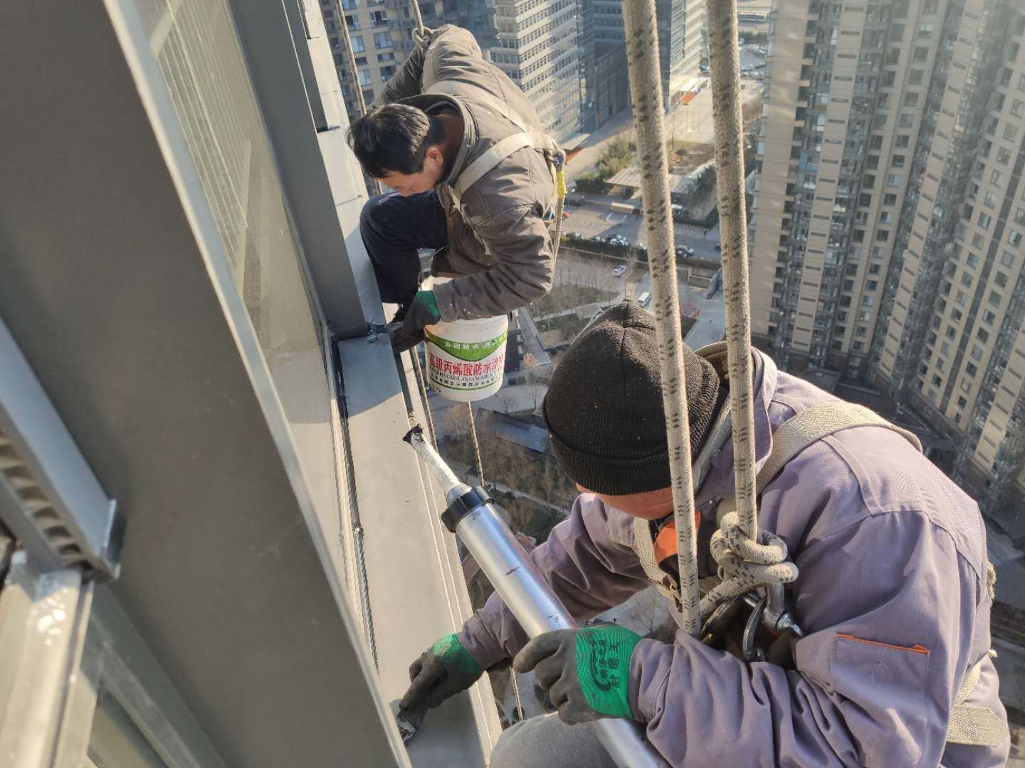 窗户漏水维修居然专业蜘蛛人外墙打胶师傅很专业_幕墙_问题_装饰