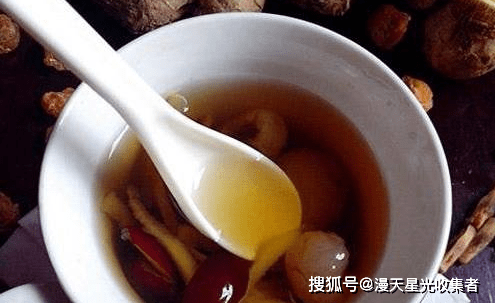 茶叶生姜泡水喝有什么功效和作用(茶叶生姜泡水喝有什么功效和作用禁忌)-茶叶水泡生姜有什么功效?
