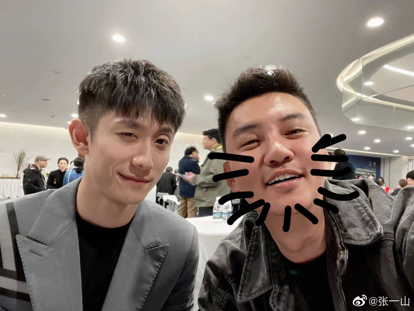 张一山晒营业照,灰色西装休闲干练,网友却纷纷猜测合照人身份_夏雨