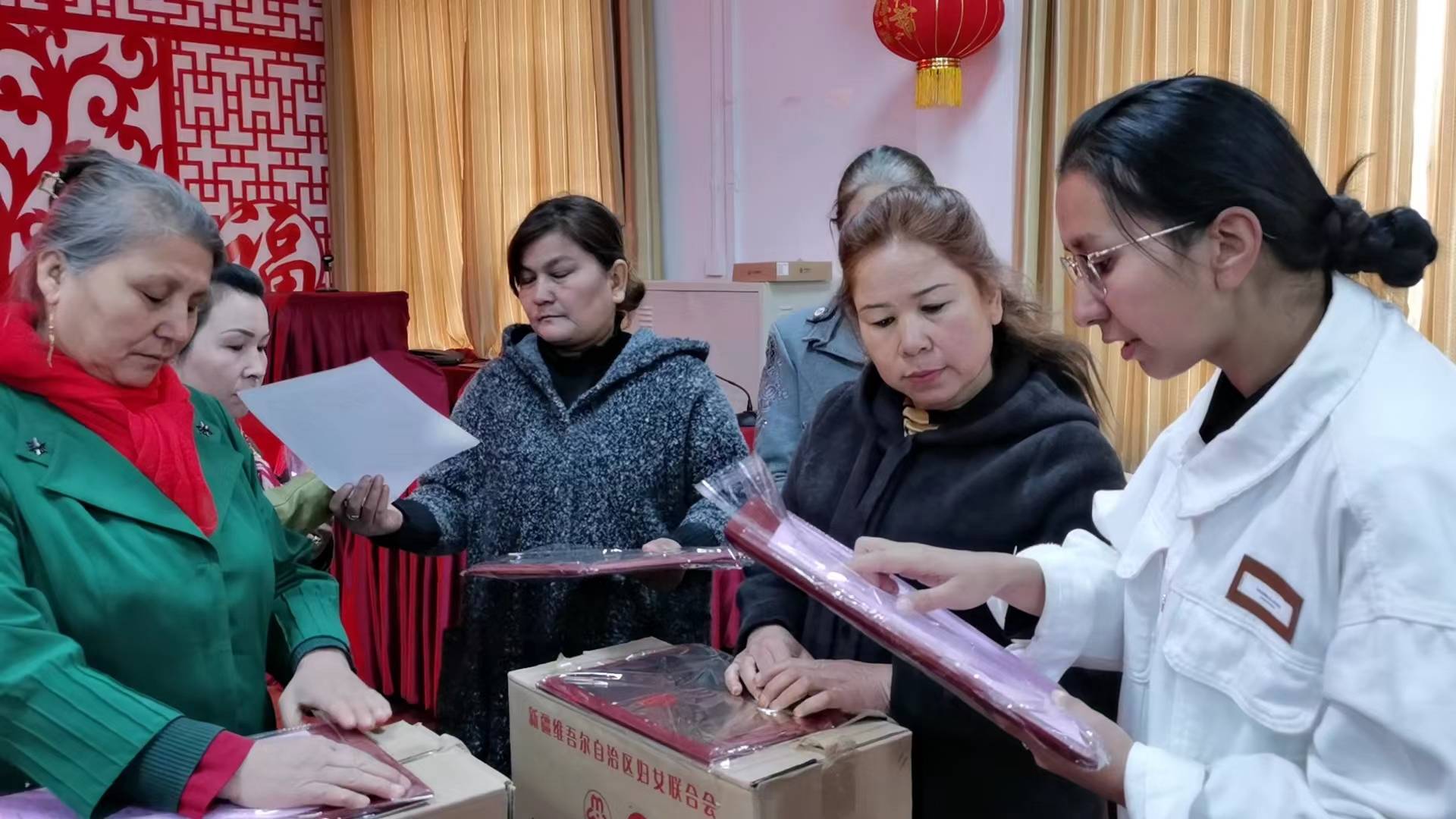 干部正在给群众发放清洁包 摄影:姚世杰美丽庭院示范户共同合影留念