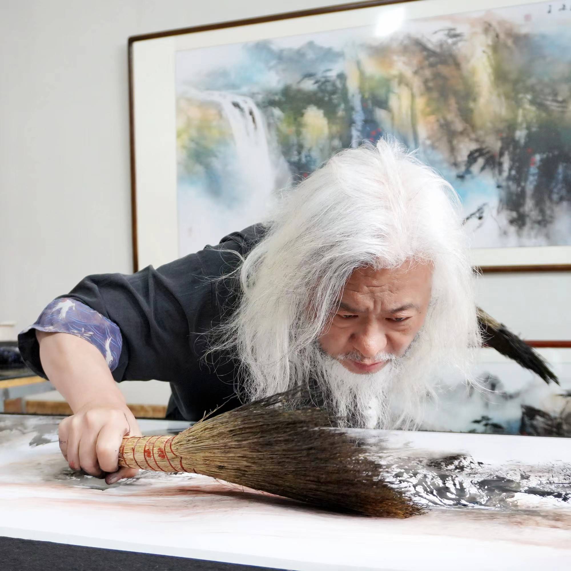 薛晓平老师是非笔画派创始人,年轻时毕业于鲁迅美院