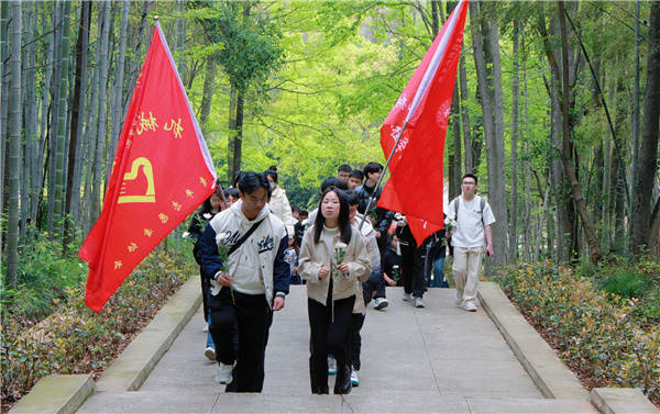 武汉工程科技学院开展清明祭英烈活动 (图1)