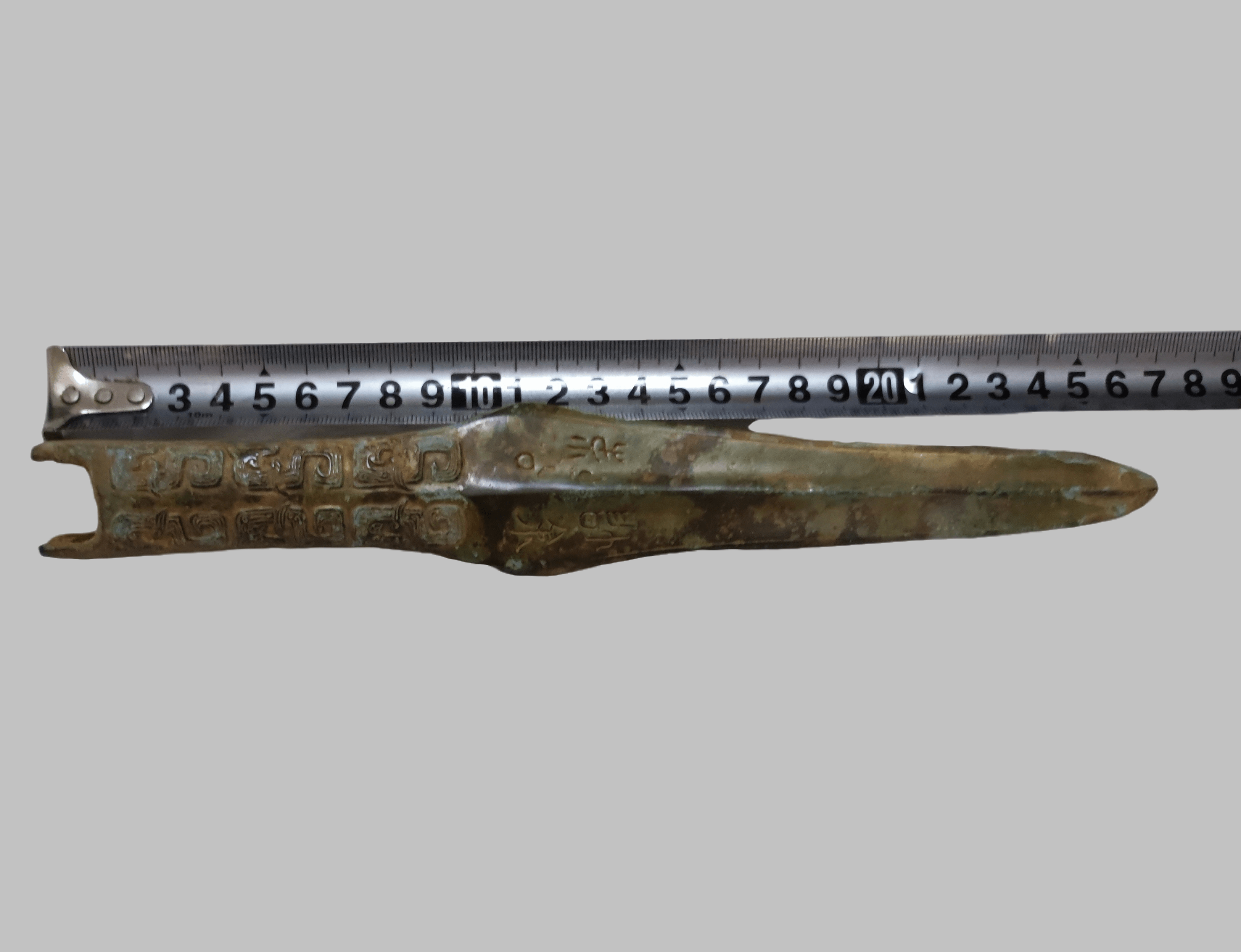 战国青铜矛,它是战国时期一种常规长兵器,在冷兵器时代,矛是一种刺杀
