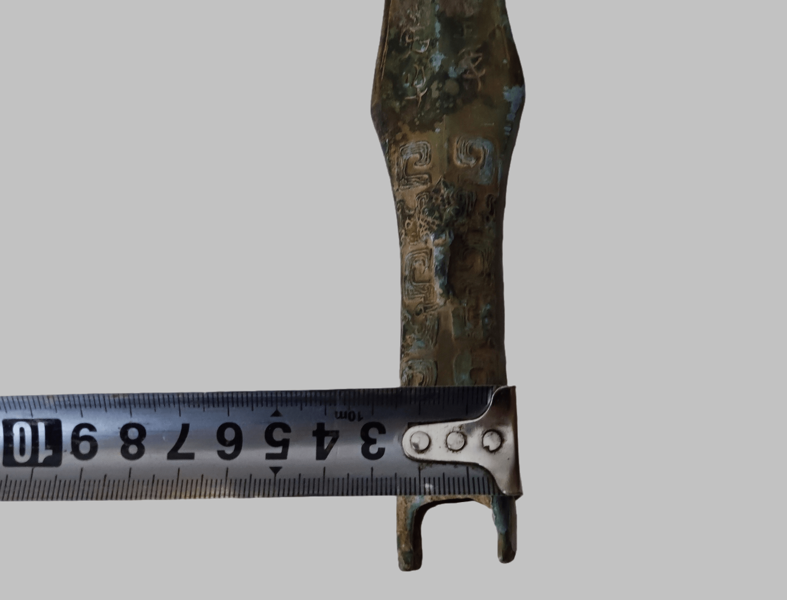 战国青铜矛,它是战国时期一种常规长兵器,在冷兵器时代,矛是一种刺杀