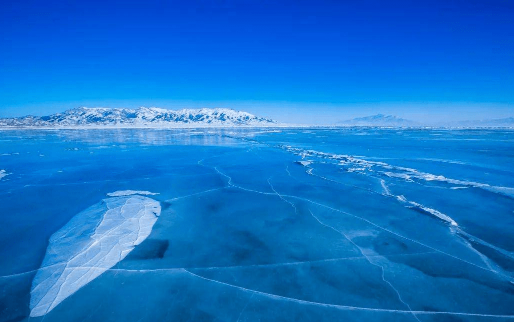 新疆赛里木湖上出现"冰泡湖",实属世界罕见奇观,画面美爆了_冰面_湖面