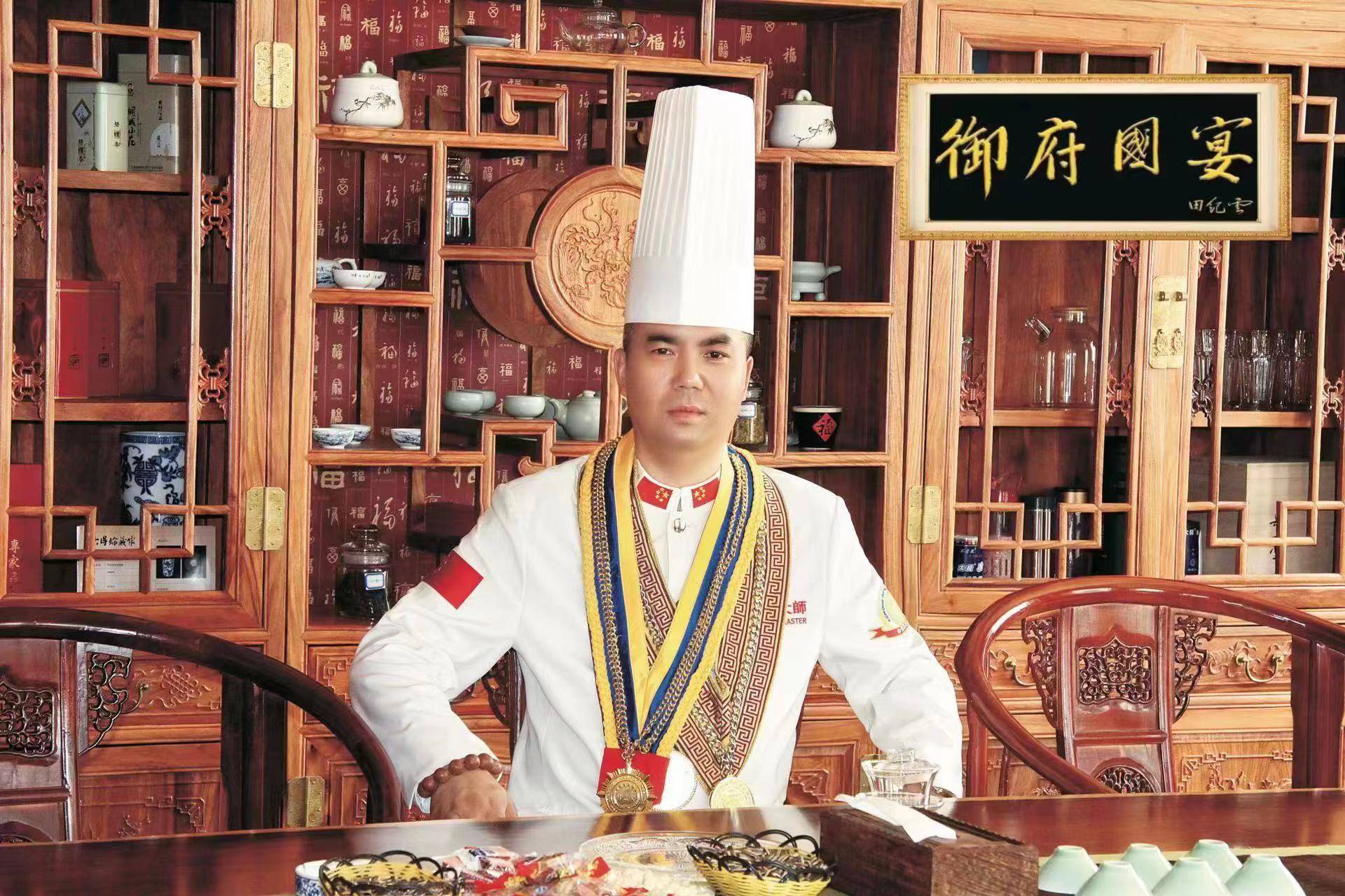 中国皇家御厨王飞龙荣获"国际蓝带御厨"荣誉称号_北京_国宴_行政