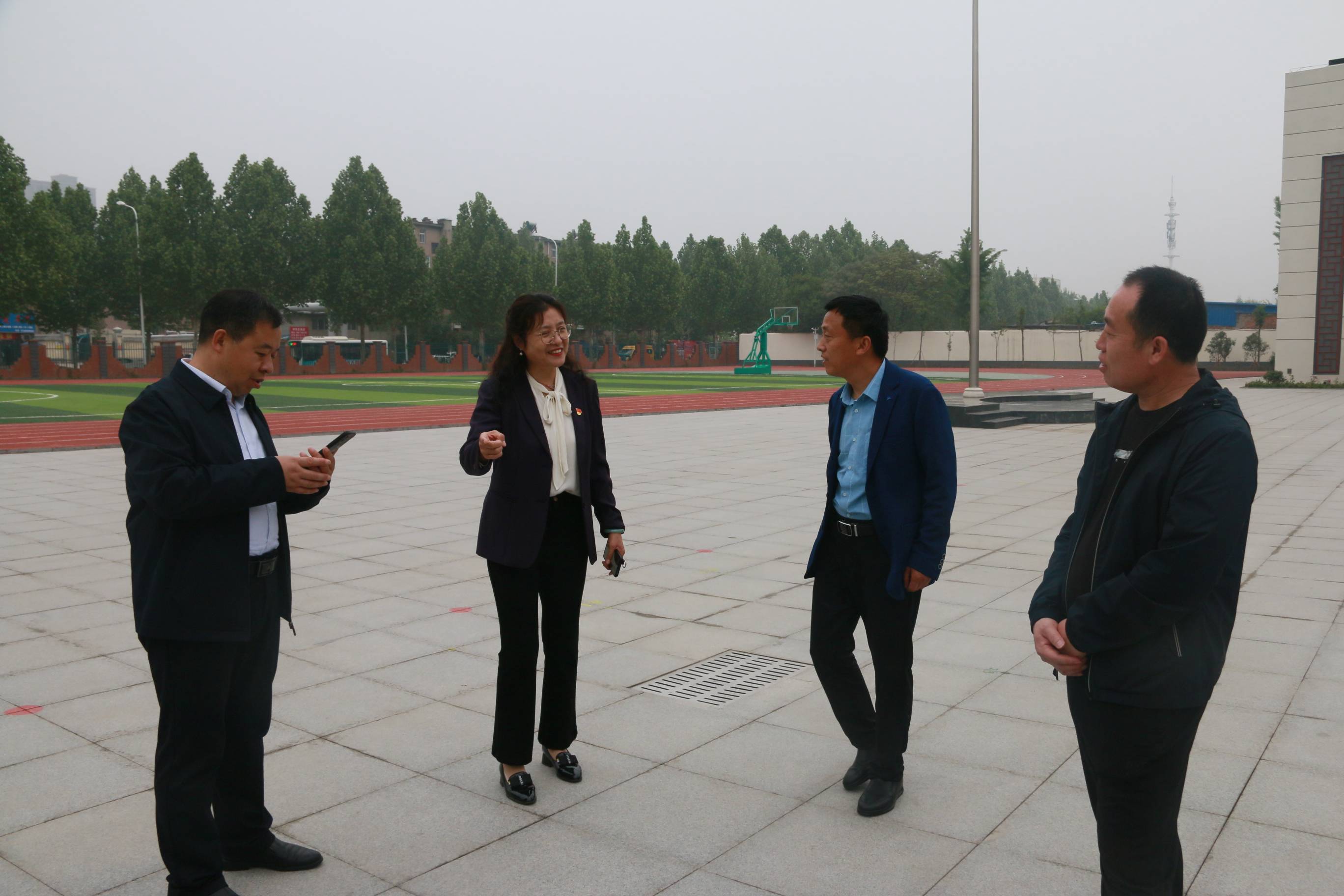 濮阳市华龙区教育局及区各学校领导到市油田第六小学观摩交流学校安全