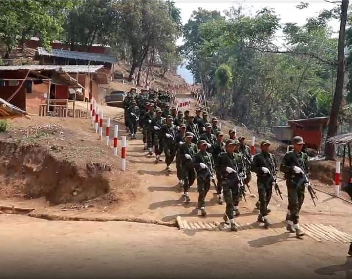 由参加公民抗命运动的缅军和警察组成的雷霆游击队举行训练结业典礼_缅甸_武装_军官