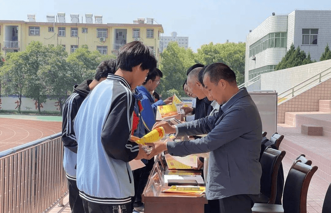 邓州市三贤高中举行2022-2023学年第二学期期中考试总结表彰大会_工作