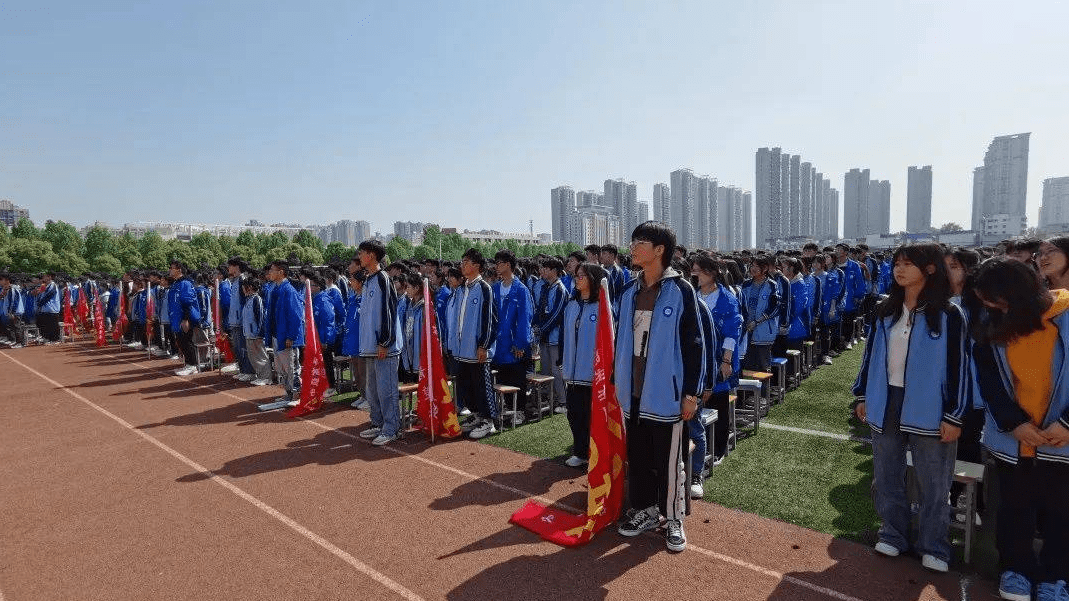 邓州市三贤高中举行2022-2023学年第二学期期中考试总结表彰大会_工作