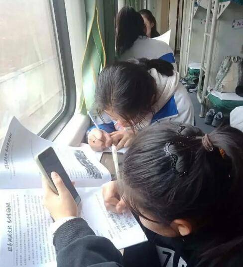 返杭列车上一车厢孩子都在赶作业 这做法好不好?_家长_场景_时间