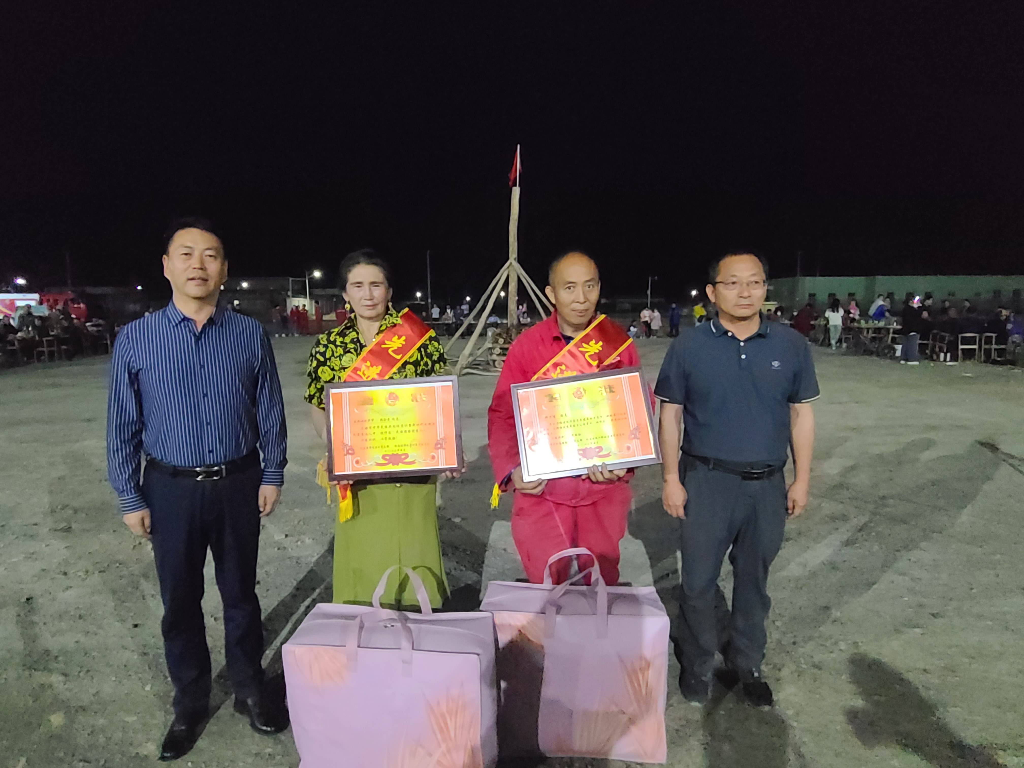 轮台县轮南镇:别样的篝火晚会 点燃"民族团结"之火_游客_塔河_烟花