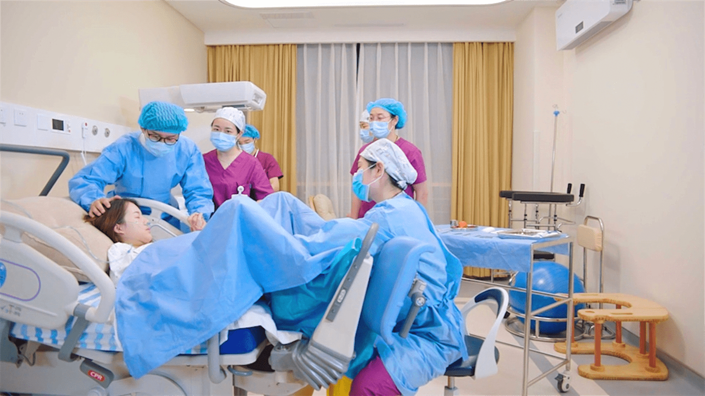 剖腹产手术较为复杂,可能会引发各种风险,如子宫破裂,感染等.