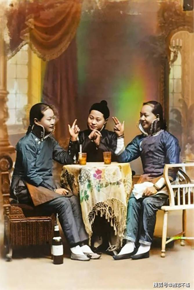 清末彩色老照片：美貌少女猜拳喝洋酒，清兵手持双刀眼神犀利_搜狐网