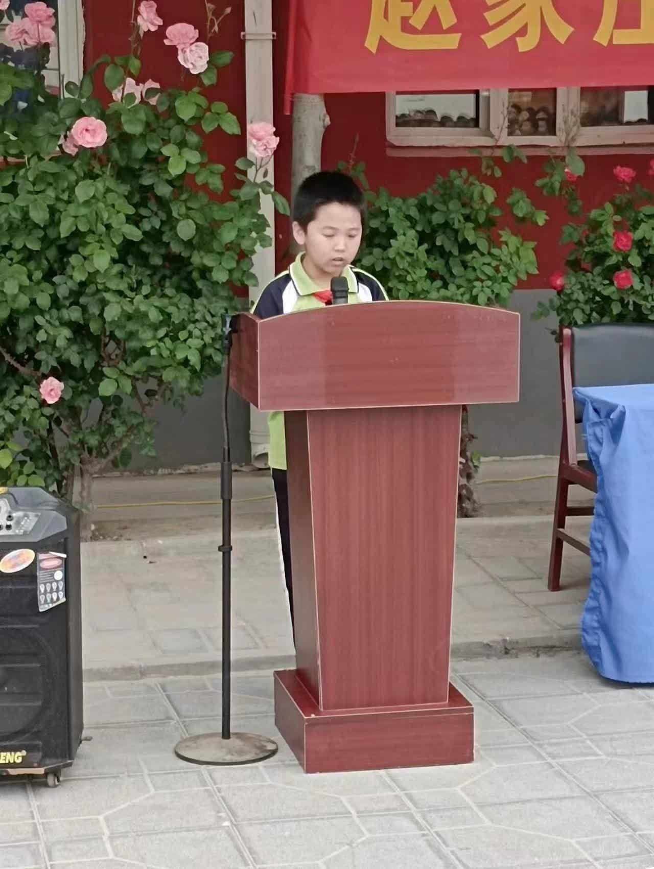 姚校长首先对石塔中学集团领导的到来表示诚挚的欢迎.