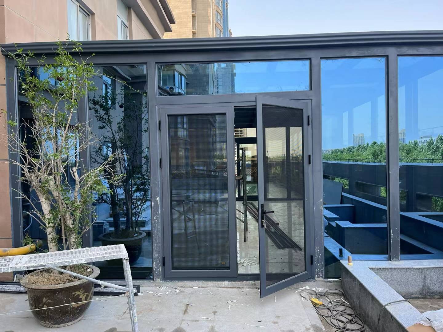 洛阳小区商铺楼顶平台,安装一间30平方的铝合金系统阳光房,送给母亲的