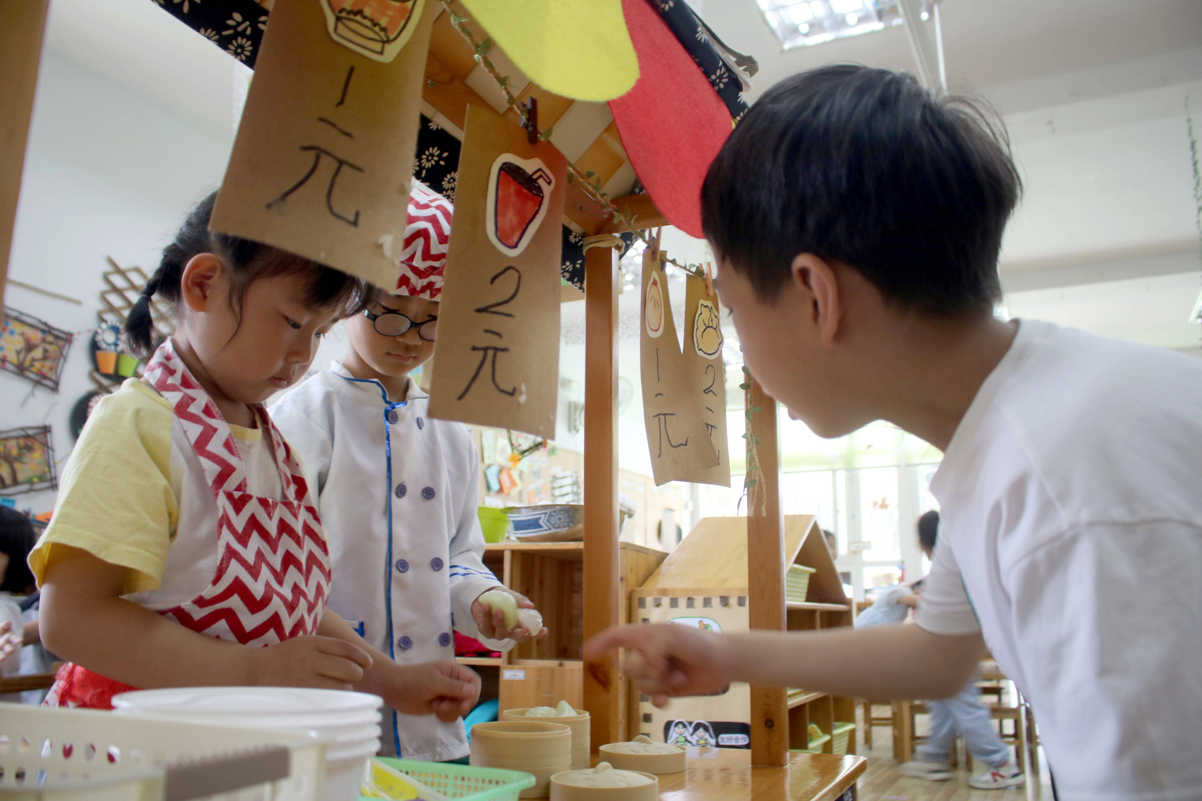 苏州 杨枝实验幼儿园小朋友集市摊位上买卖乐趣多