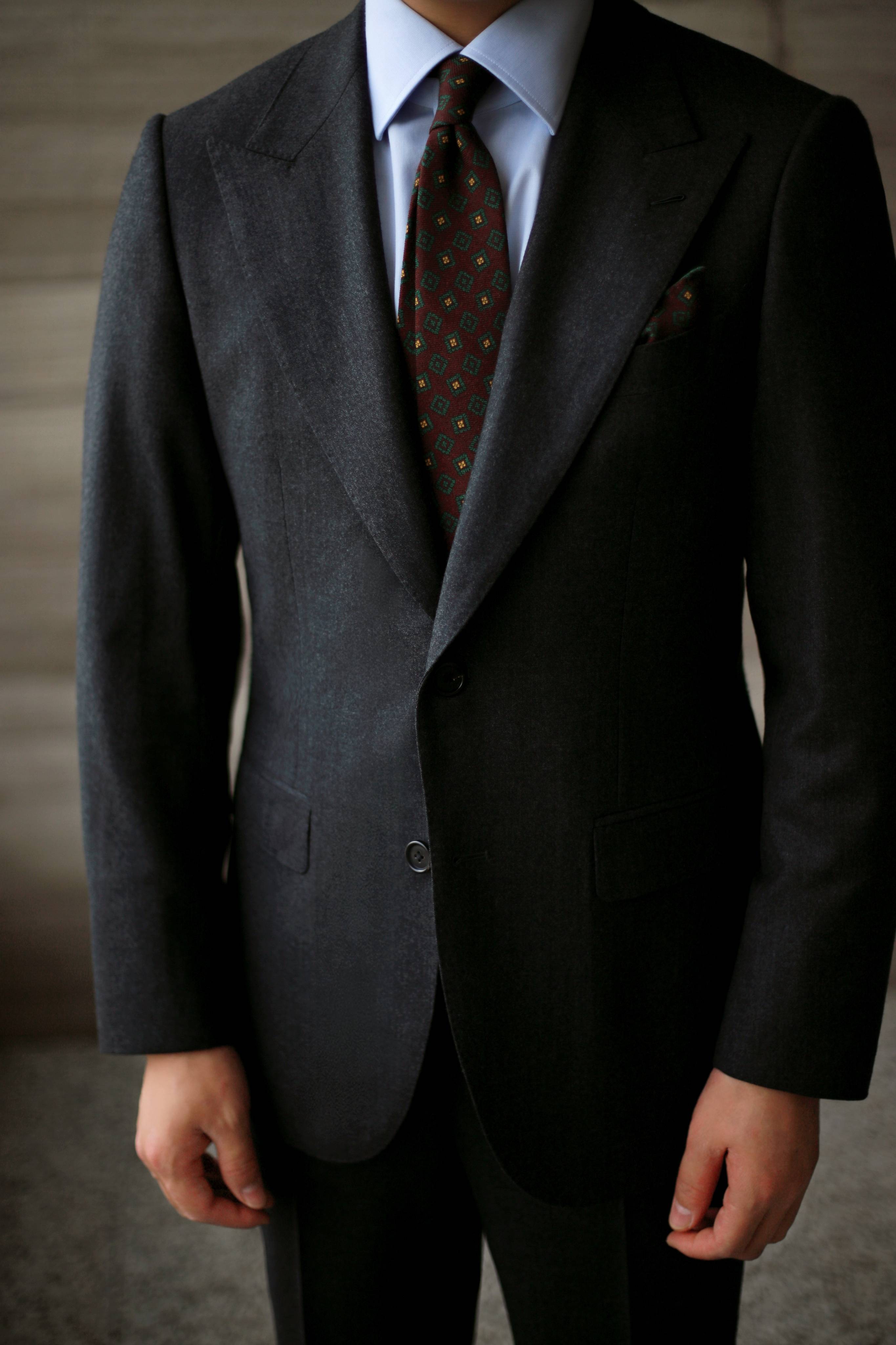 南充商务男士西服,职场西装颜色如何选?_场合_藏蓝色_经典