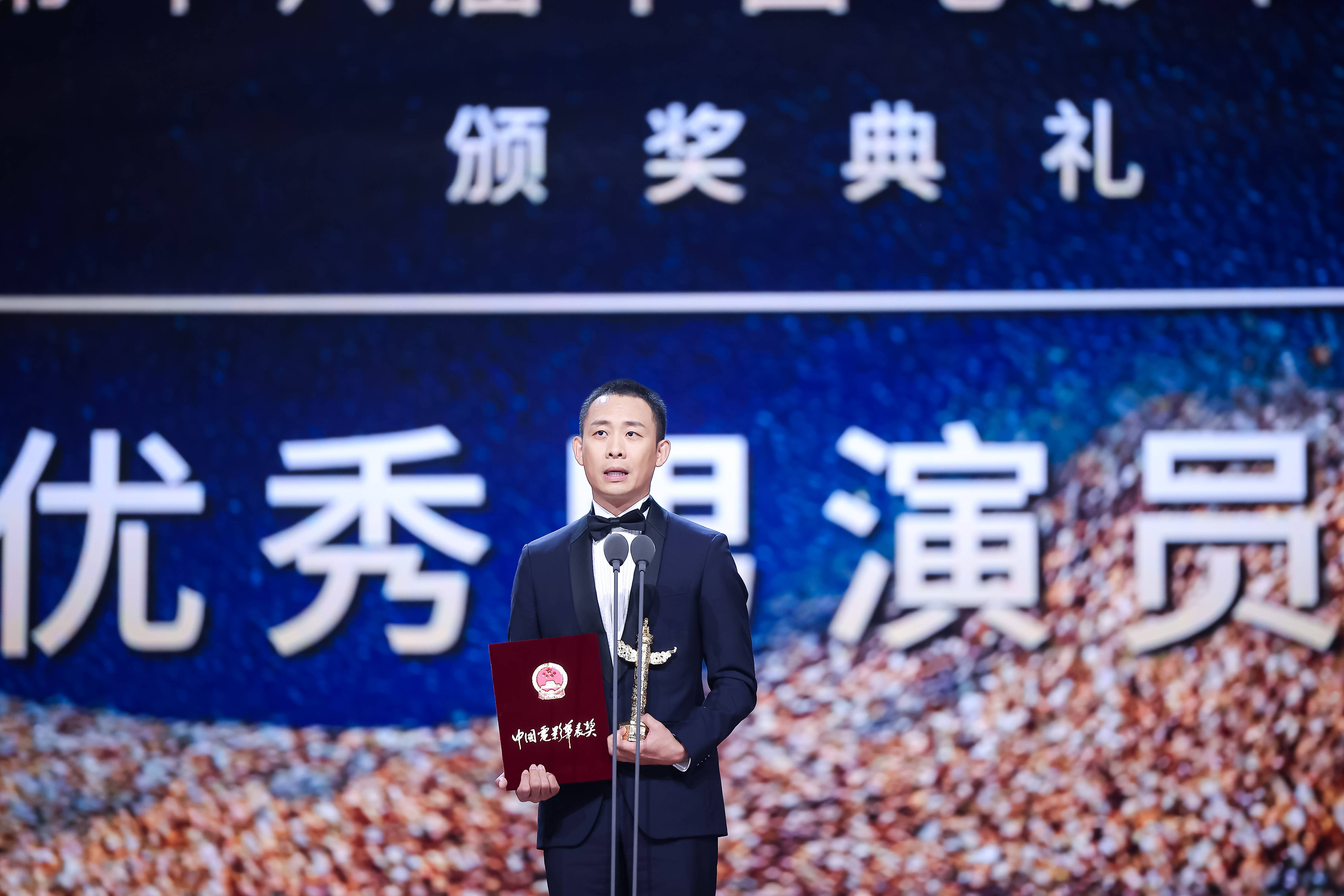华表颁奖典礼举行 任素汐张子枫张译刘烨现场领奖-搜狐大视野-搜狐新闻