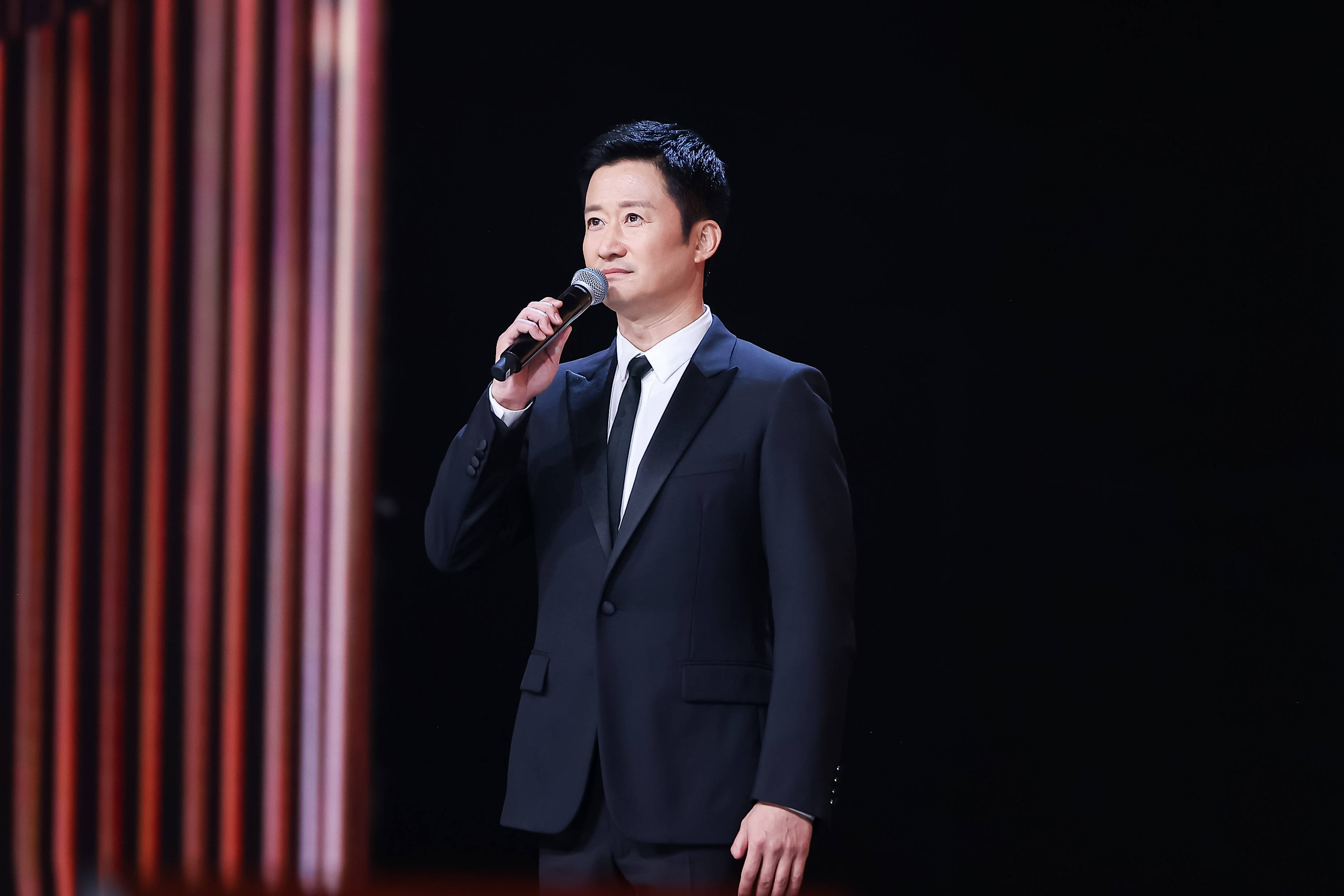 华表颁奖典礼举行 任素汐张子枫张译刘烨现场领奖-搜狐大视野-搜狐新闻