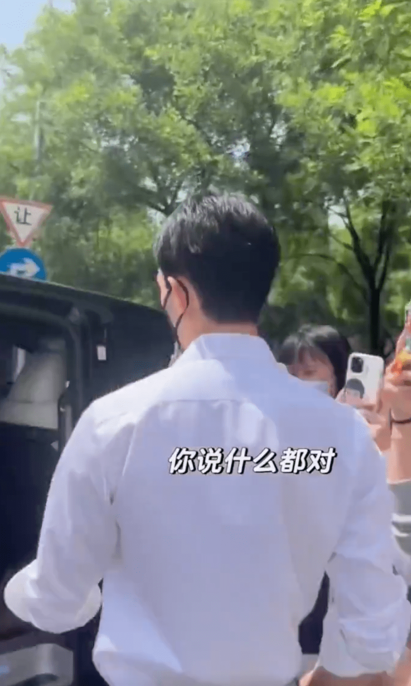 吴磊回北电领毕业证 身穿白衬衫清爽帅气-搜狐大视野-搜狐新闻