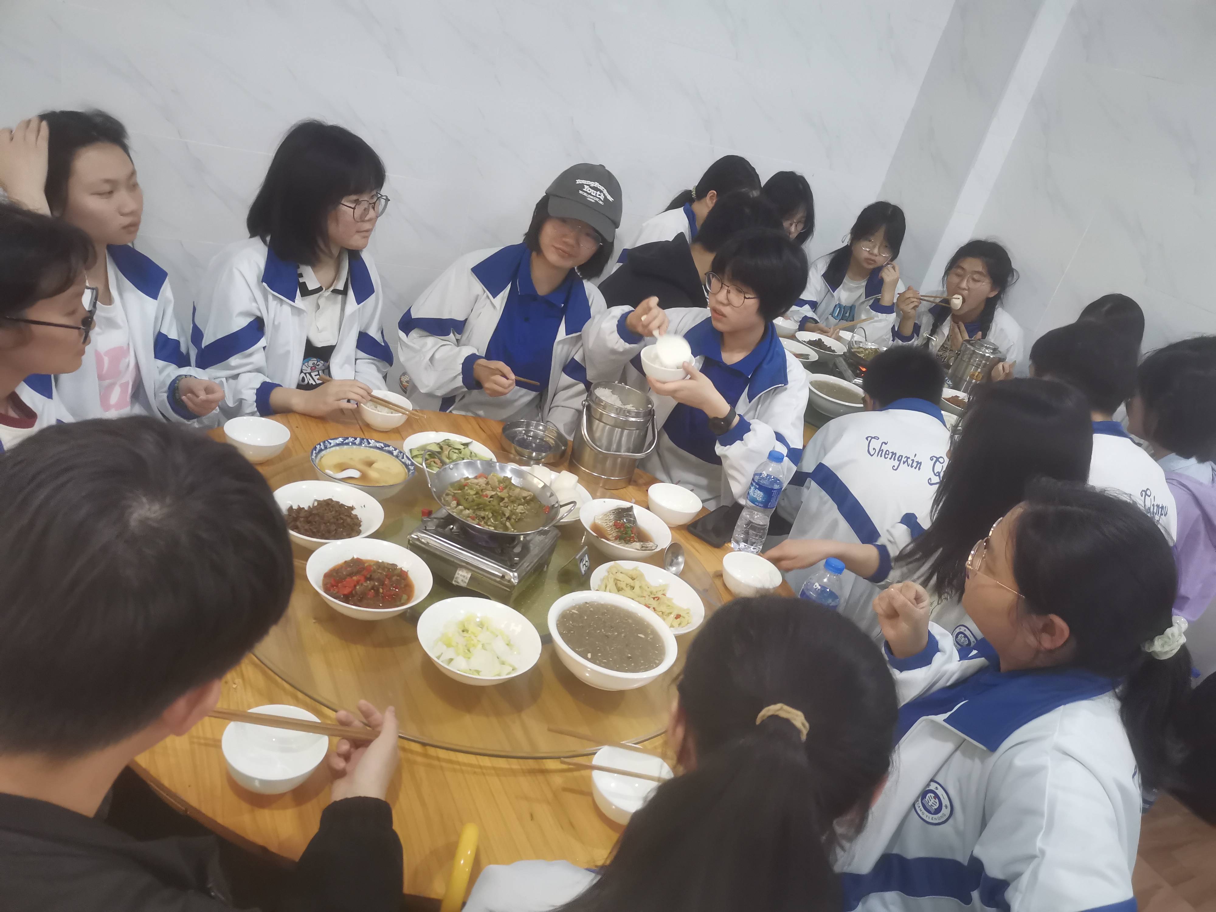 位于宁乡市黄材镇寨子村塮溪与沩水交汇的台地上(黄材镇在山间盆地)