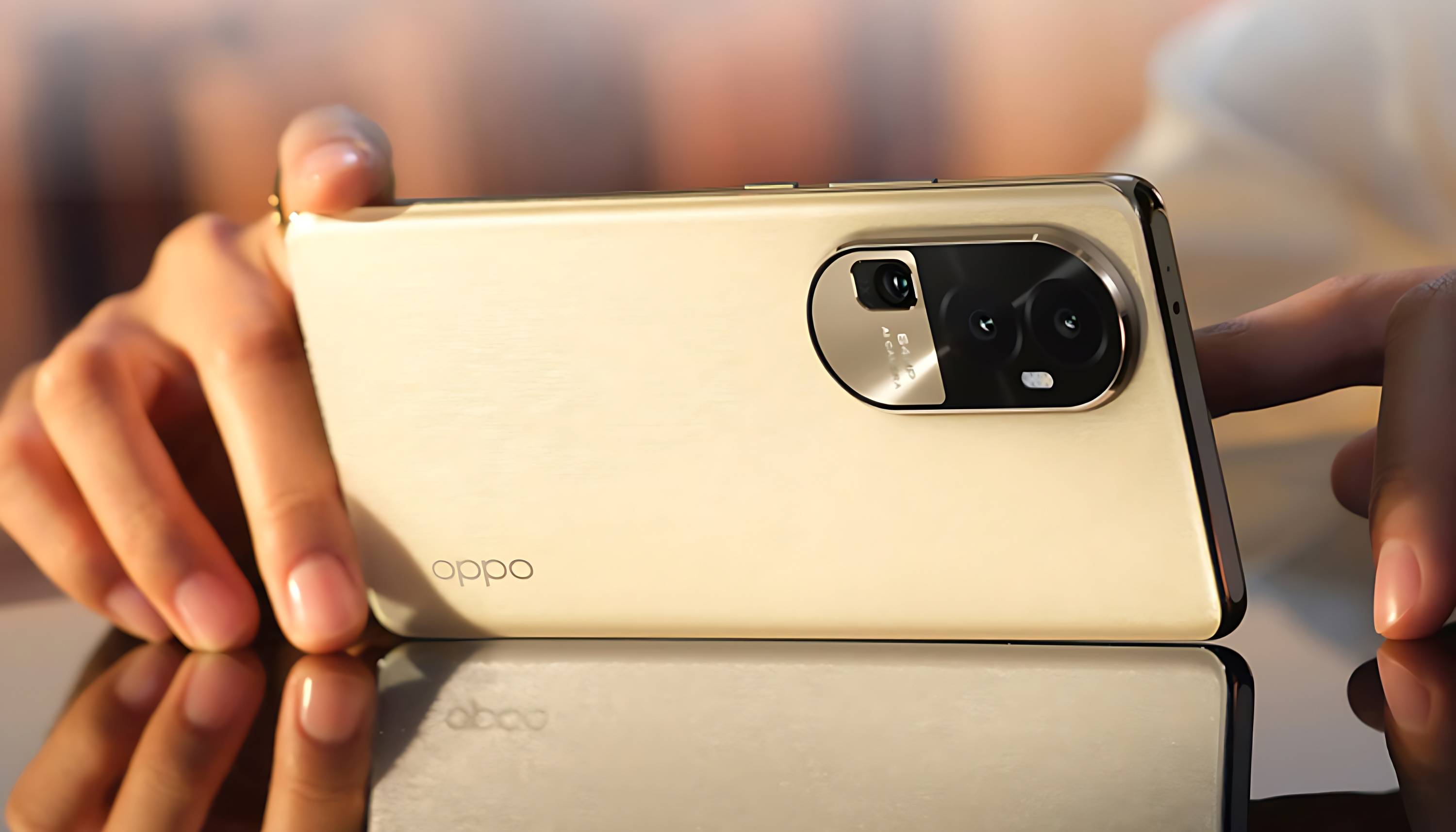 首先oppo reno10的后盖的工艺使用了ag磨砂工艺,不沾指纹.