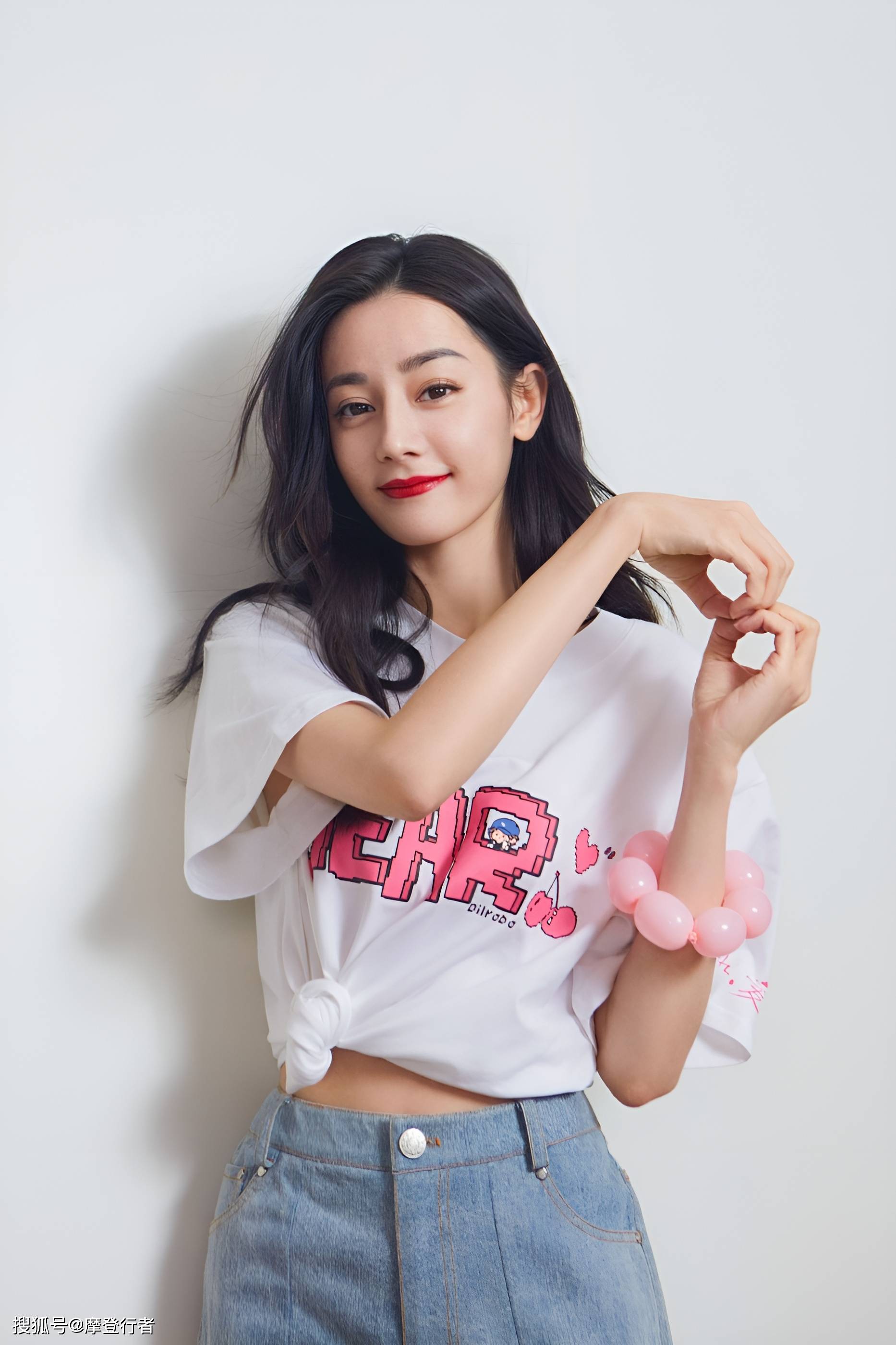 迪丽热巴出道10周年写真大片,简约白色t恤与牛仔裤散发青春活力_风格