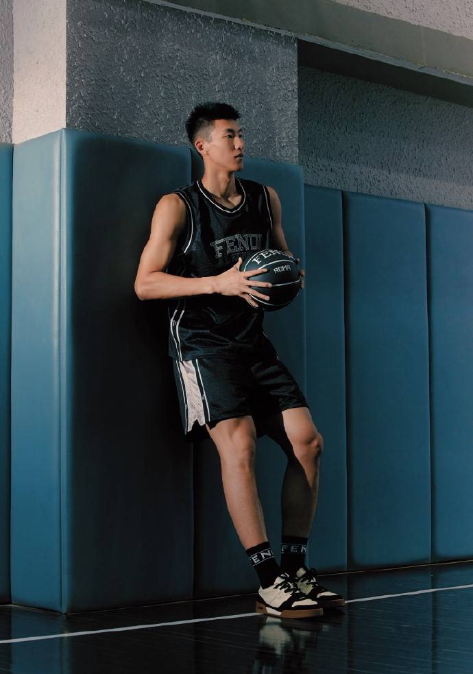 李玮颢创造新奇迹,并接到奢侈品牌推广,但这只是开始_球员_北控_联赛