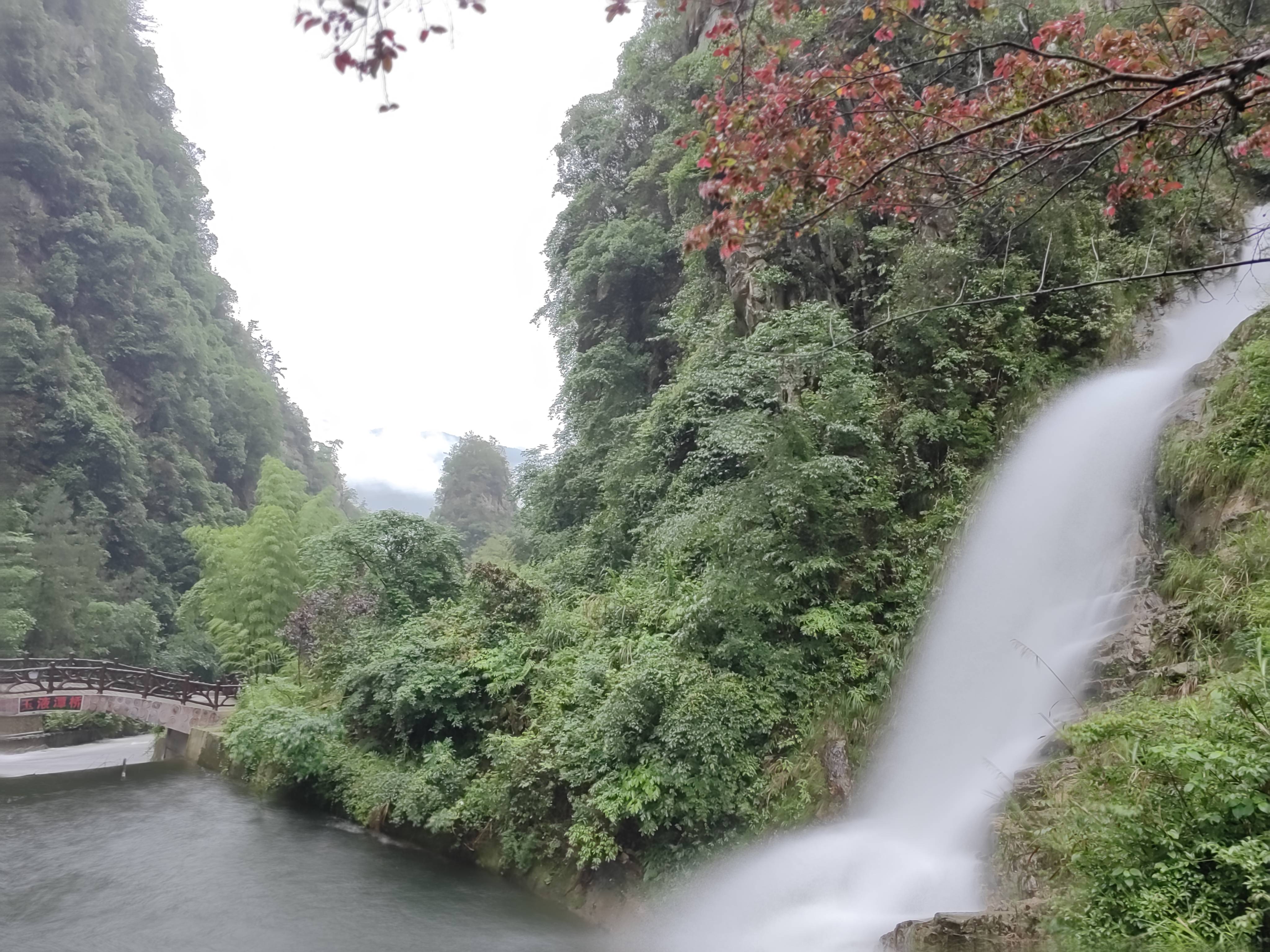 宝峰湖瀑布图片