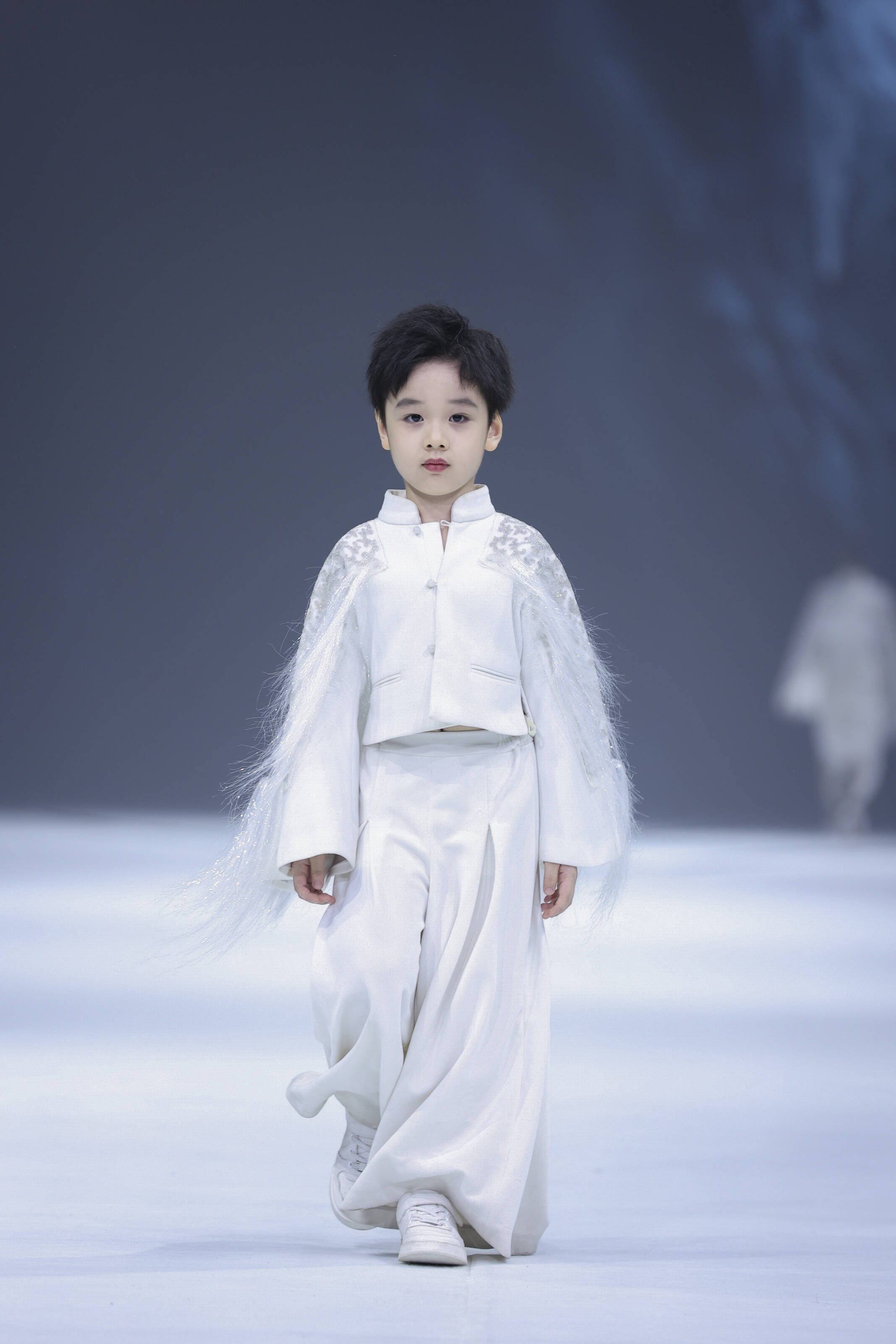 5岁童模王子睿·三寸盛京 钜星秀场身着高级定制如鹤志行_时尚_艺术
