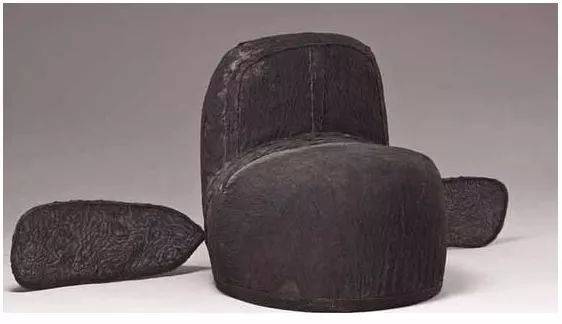 从侧面来看,它的外观有点像古代官吏所戴的官帽.