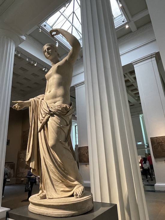 有手臂的维纳斯雕塑,却没有卢浮宫的断臂维纳斯那么多人观赏,人的审美