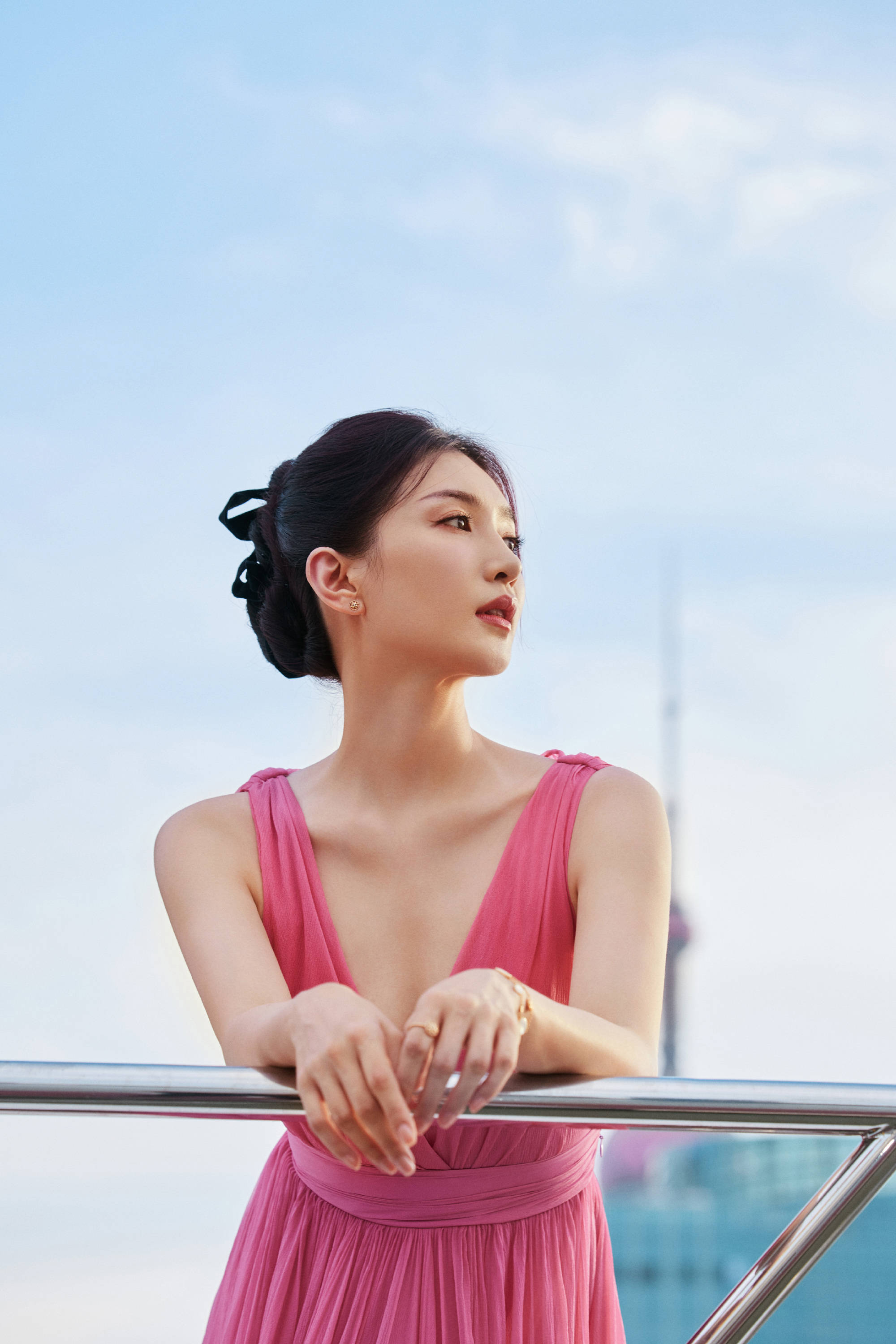 江疏影着粉黛纱裙气质出众 盘发而立尽显东方韵味-搜狐大视野-搜狐新闻