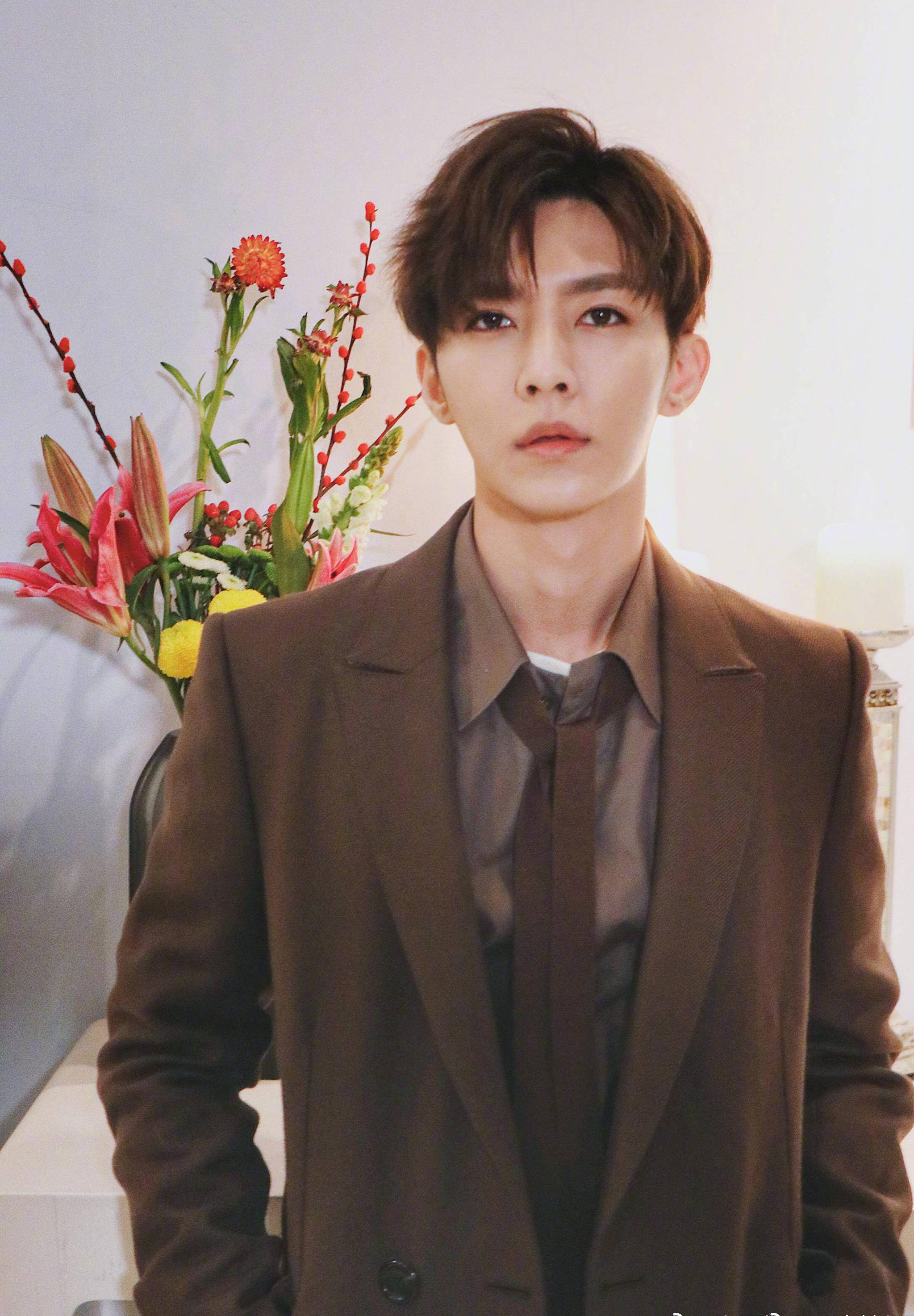 台媒曝警方前往炎亚纶家中搜查 电脑手机均被扣_娱乐_平板_未成年