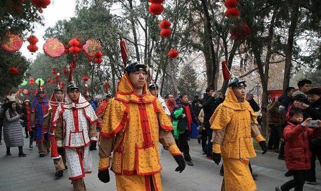 乾隆墓葬二百年之后被毁:脖子上朝珠被抢走,花白辫子被展览!