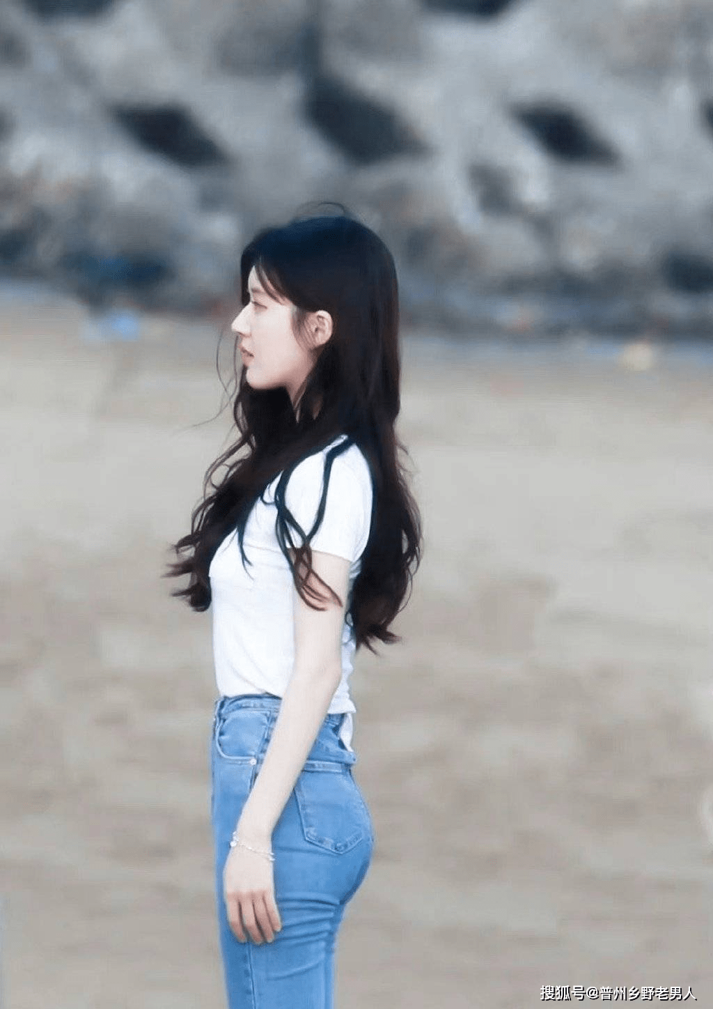 曾黎赵露思再度合作《偷偷藏不住》,两人微博晒海边美照,"母女"情深