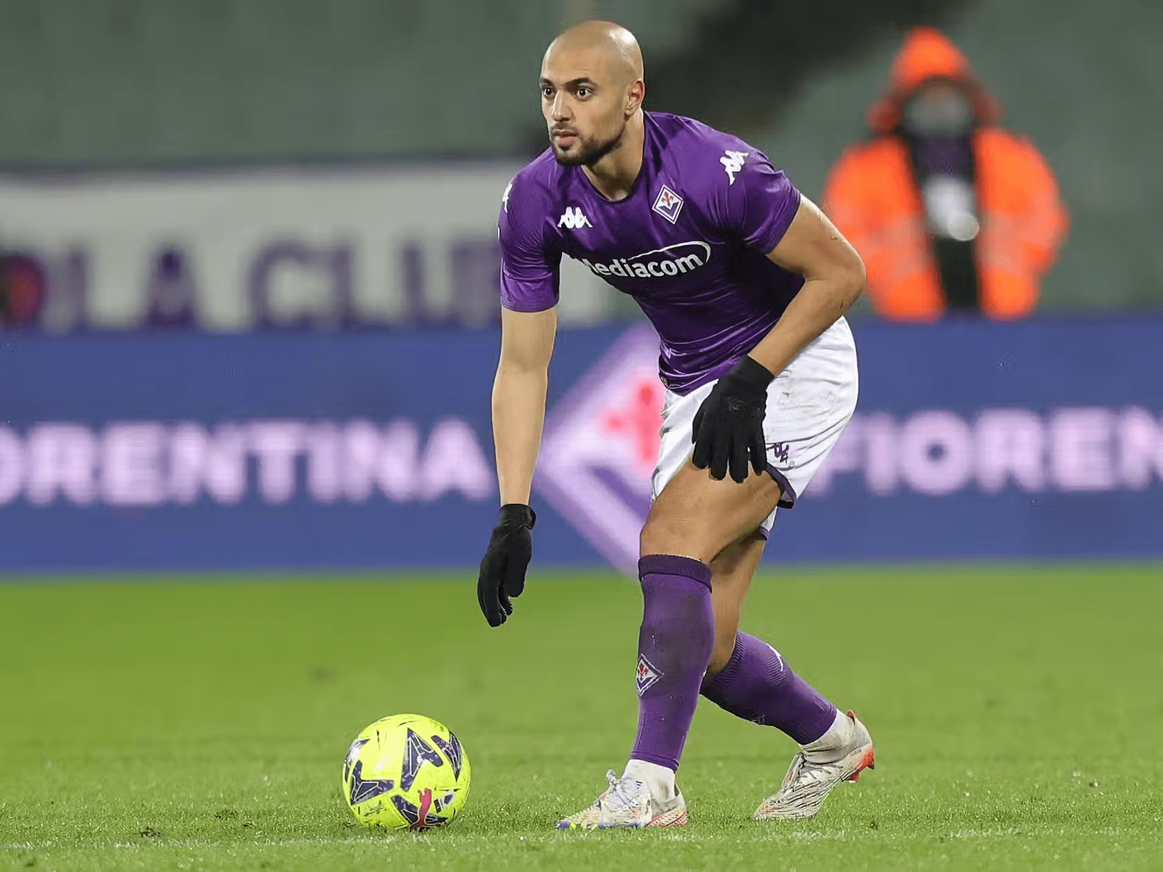 蒂纳的索菲安·阿姆拉巴特表现出浓厚兴趣_中场球员_巴塞罗那_展开