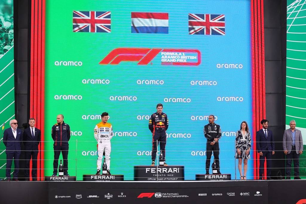2023年F1英国大奖赛正赛:维斯塔潘夺得冠军-搜狐大视野-搜狐新闻