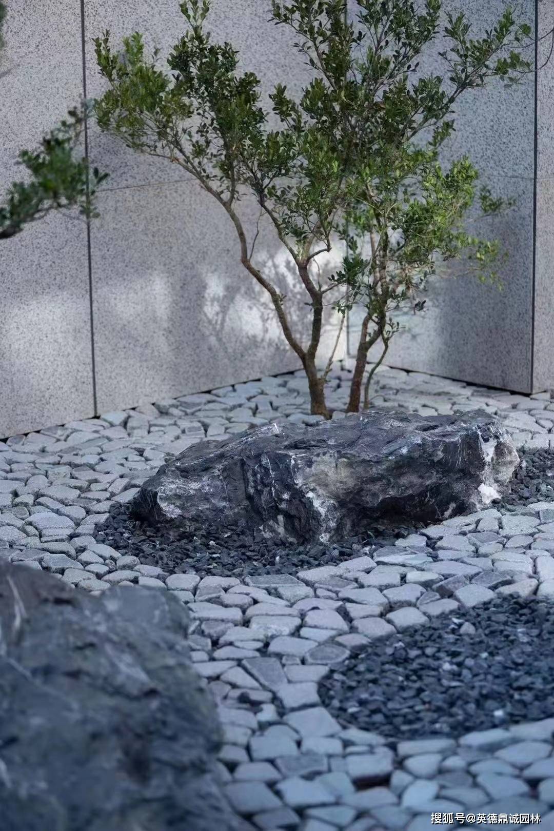 砾石加黑色石板造路,是恰逢其妙的一个组合_生活_地面_石材