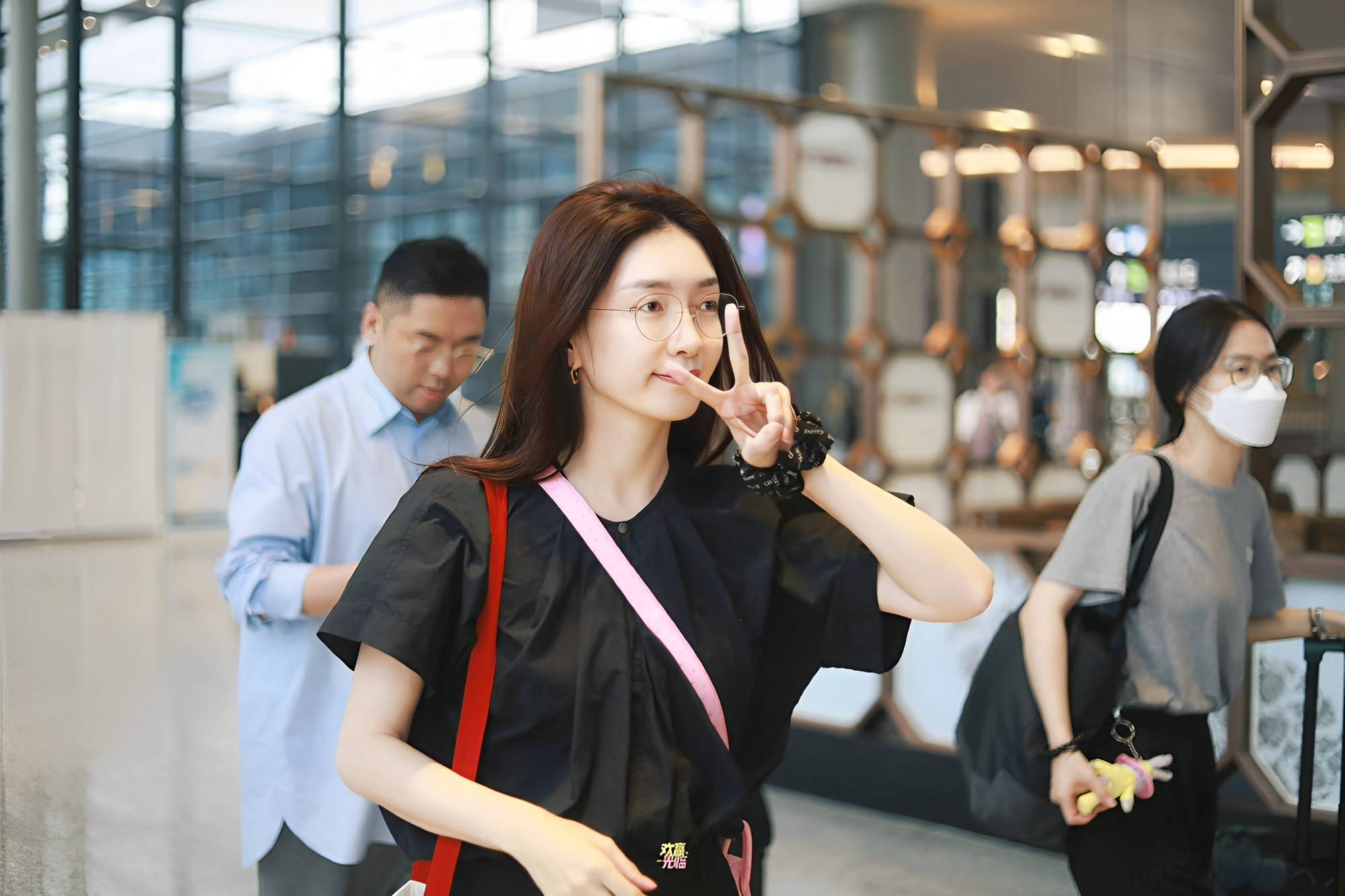 江疏影戴近视眼镜素颜现身,网友惊叹:原来眼镜有这么大影响!