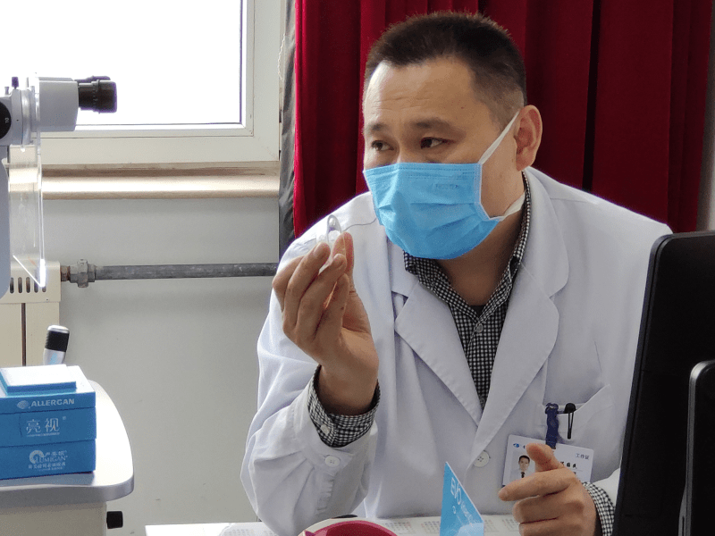 主要是视力,角膜地形图,前房深度,眼压,裂隙灯,房角,眼底,白对白,角膜