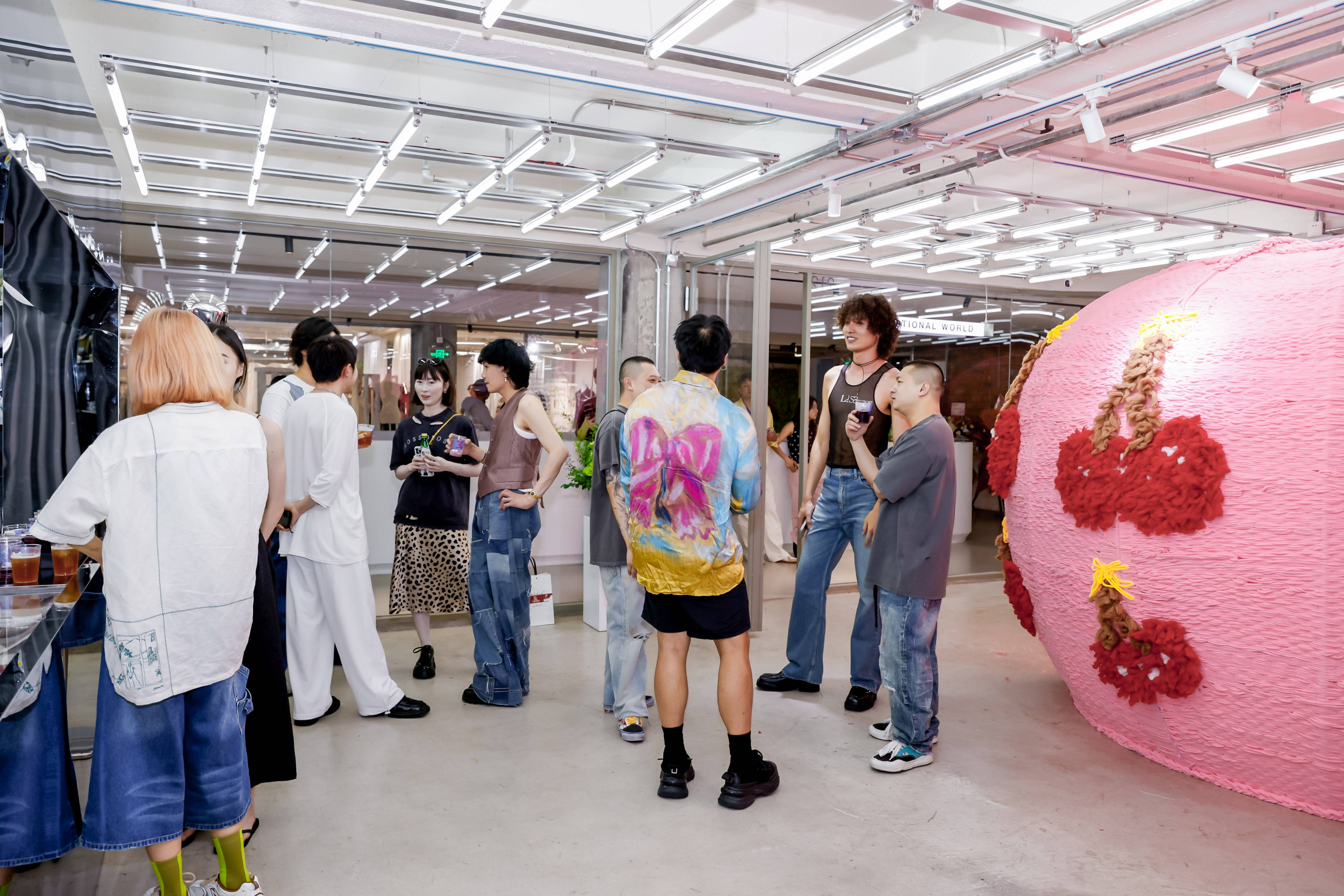 emotional world 首家品牌旗舰店全新开幕 打造"色彩情绪"艺术装置