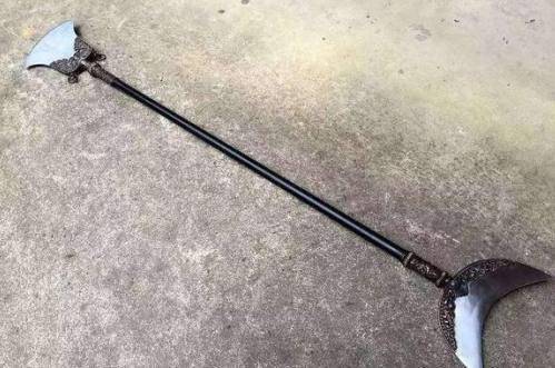 最初,鲁智深在铁匠铺定做禅杖是100斤.