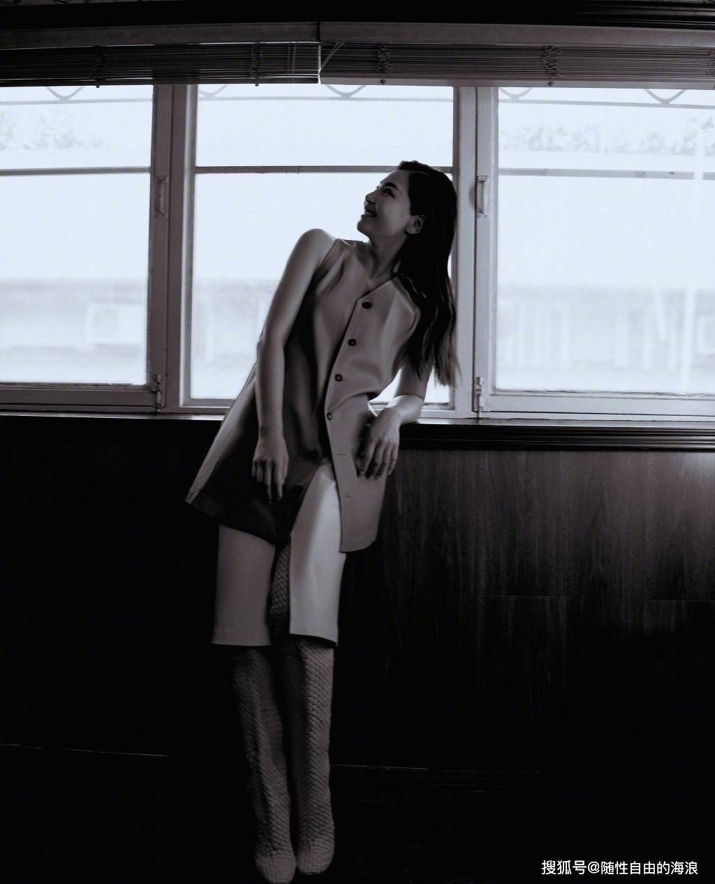 刘涛杂志精彩ok封面大片释出,黑色露背裙尽显优雅气质不同造型诠释不