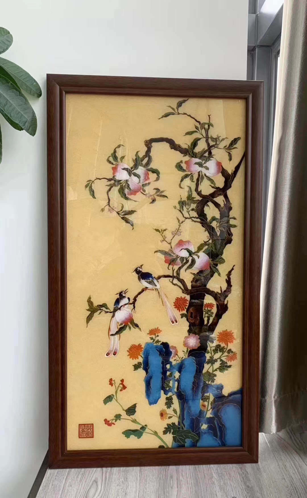 《秋桃绶带》掐丝珐琅画全球限量发行6000套,每套均配有北京工美集团