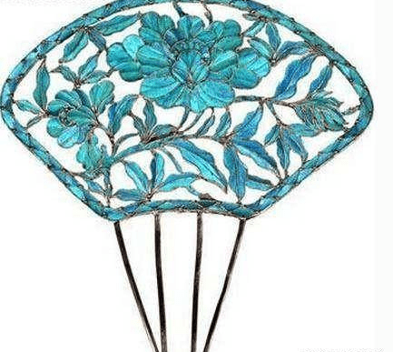 清 贴翠华胜华胜,即花胜,是古代女子的一种花形首饰,通常制成花草的