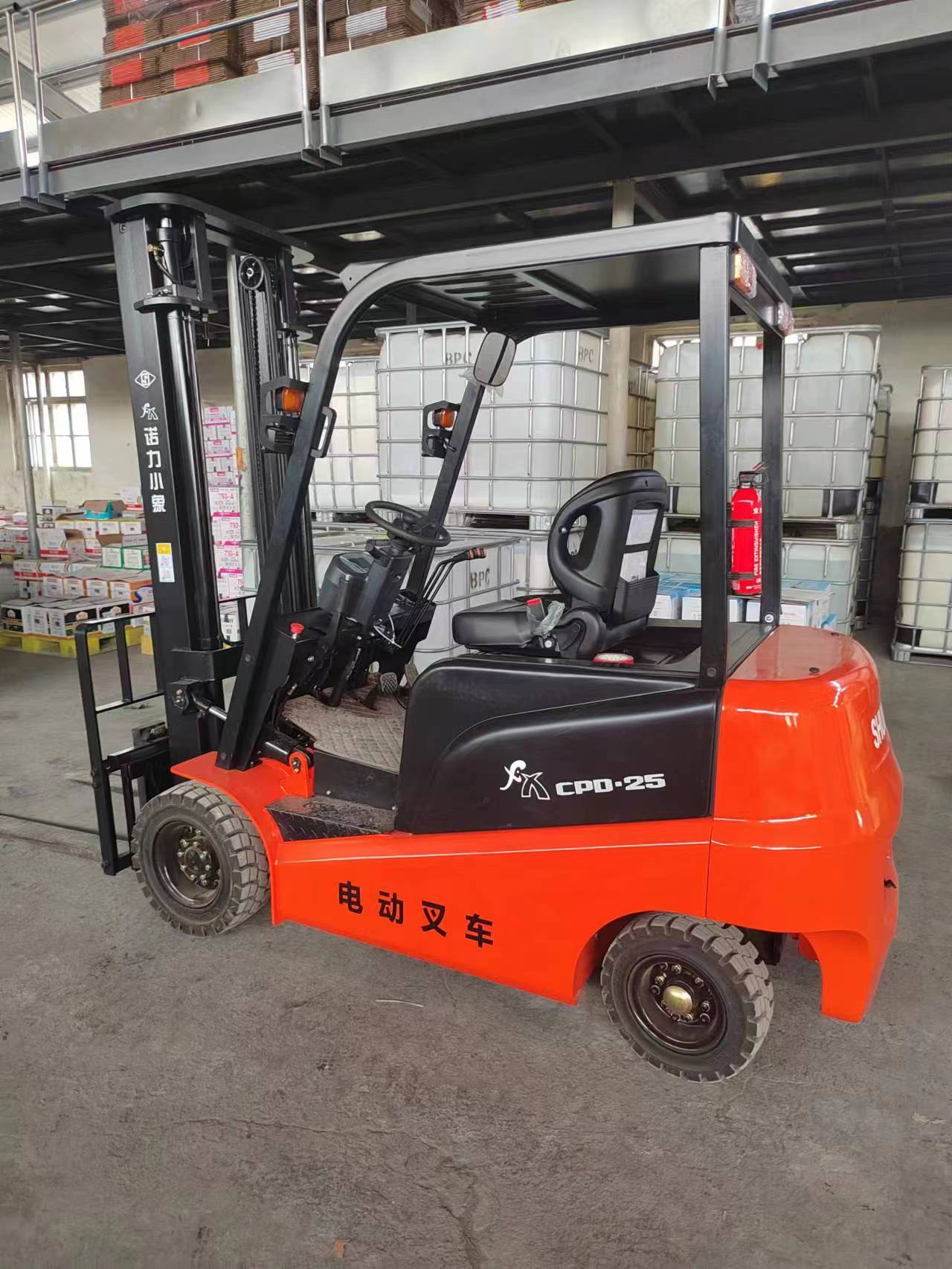 5吨新能源电动叉车图片诺力小象2.5吨小型电动叉车图片